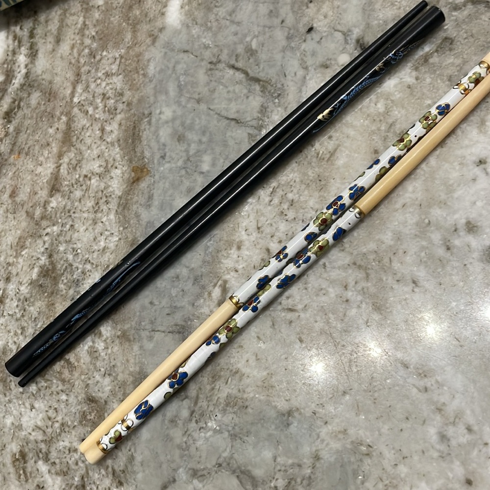 Elegant chopsticks in fabric box - Picture 2 of 3